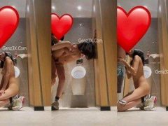 Phim Sex Hồng Kông Không Che – Đưa Nữ Sinh Vào WC Nam Trung Tâm Thương Mại Địt Public
