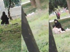 Đôi Trai Gái Địt Nhau Giữa Công Viên Đông Nghẹt Người Qua Lại