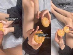 Em Họ Mê Mẩn Với Chiếc Bánh Quy Kẹp Kem Đặc Biệt Của Anh Trai