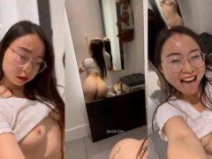 Em Mông To Đứng Thủ Dâm, Bắn Nước Ướt Sạch Sàn Nhà